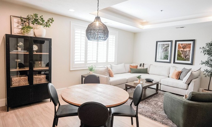 River Bottoms Apartamento | Stylish Riverwoods Retreat