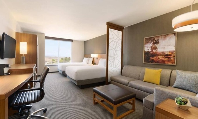 Page Hotel | Stylish & Roomy Queen Room w/Mountain Views – Explore Nature!
