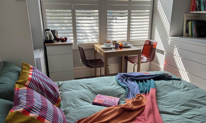 Canbury Casa | Stylish sunny studio with steam shower bathroom