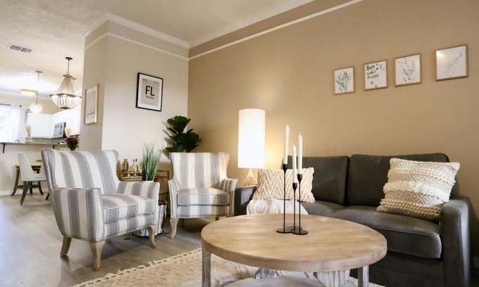 Gainesville Casa | Stylish Sanctuary King Beds Upscale Condo