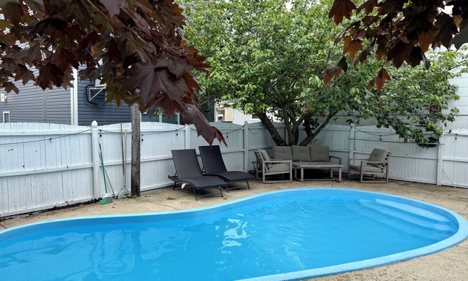 Seaside Heights Condominio | Stylish Seaside Serenity with Pool Jersey Shore - Heart-Shaped Tub & Sunroom