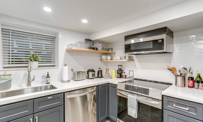 Loyal Heights Apartamento | Modern Seattle Apt w/ Sauna: 6 Mi to Downtown!