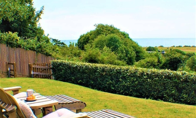 Hythe Casa | Stylish Seaview House w/Hot Tub
