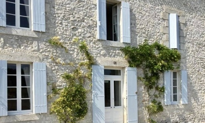 Loubezs-Bernac Apartamento | Stylish self-contained gite within lovely village house