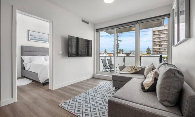 Sunnyside Apartamento | Stylish Serenity 1BR Kensington Condo with Parking