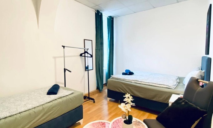 Liesing Apartamento | Stylish Shared 3-Bedroom Stay Near City