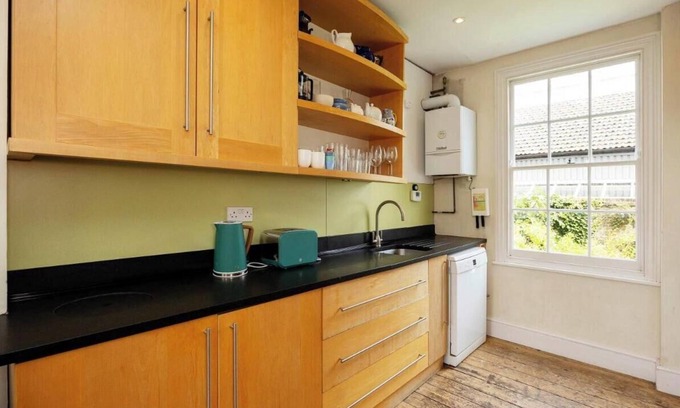 St Luke's Apartamento | "Stylish Shoreditch Townhouse: Light-Filled, Vibrant Design, Central Location