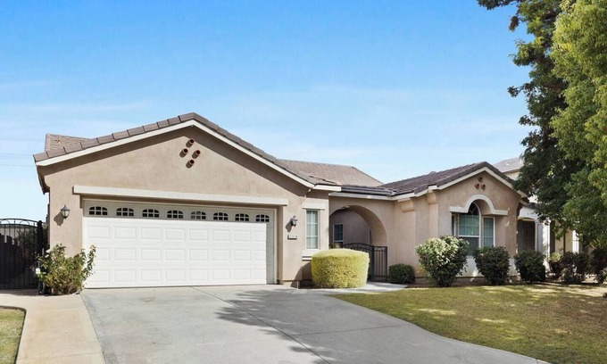 Greenacres Casa | Stylish Silver Falls 4BR KING Master Game Room