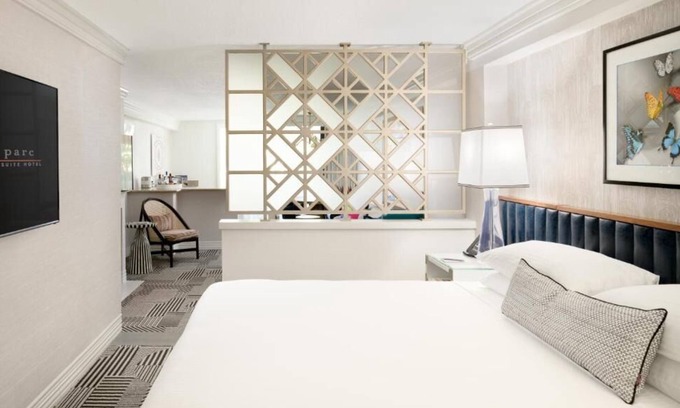 Tri-West Casa | Stylish Skydeck! Kitchenette & Balcony, Pet-friendly! Nearby The Sunset Strip!