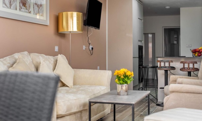 Southall Broadway Apartamento | Stylish & Sleek 3BD Home including Guest House in Southall