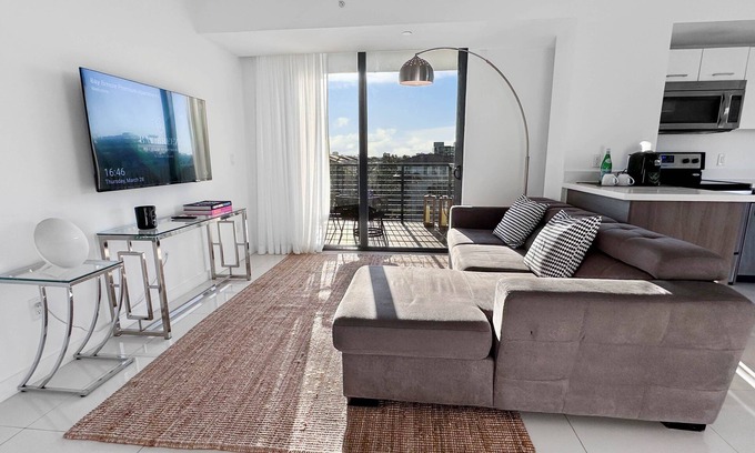 Bay Harbor Islands Apartamento | Stylish, Spacious 1BR Penthouse w/ Balcony + Daily Housekeeping