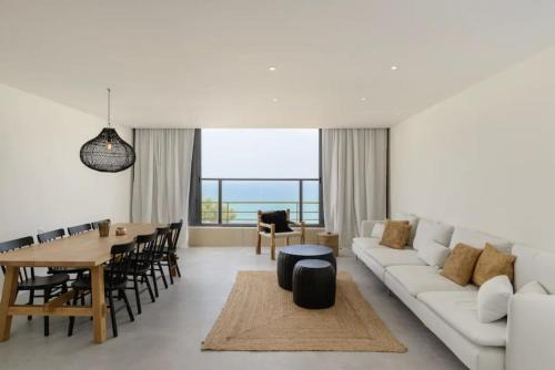 Netanya Apartamento | Stylish & Spacious 3 bedroom apartment by the Sea