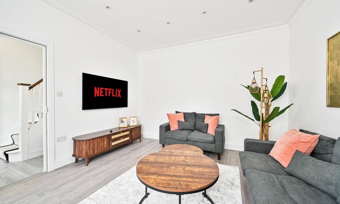 East Ham South Casa | Stylish & Spacious 4BR Home