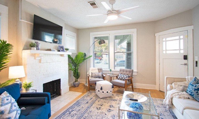 Crosstown Casa | Stylish & Spacious Bungalow