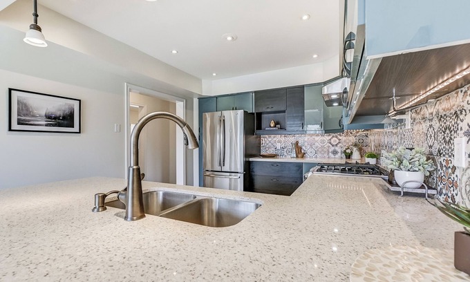 East Credit Casa | Stylish & Spacious Getaway in Heart of Mississauga