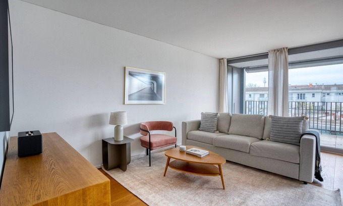 St. Johann Apartamento | Stylish St. Johann 2BR w/ Parking & W/D, nr River, by Blueground