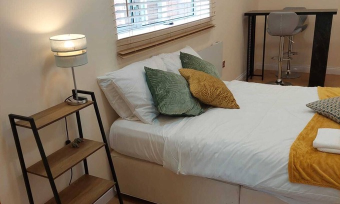 Cherry Hinton Apartamento | Stylish studio apartment. Close to all local amenities.