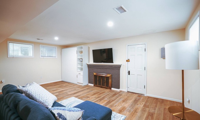 Suitland-Silver Hill Apartamento | Stylish Studio Basement