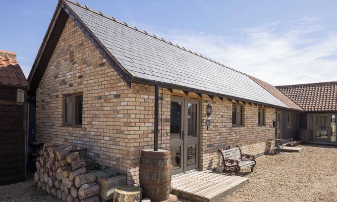 Croydon Cabaña | Stylish Studio, courtyard views, countryside location, 20 mins to Cambridge