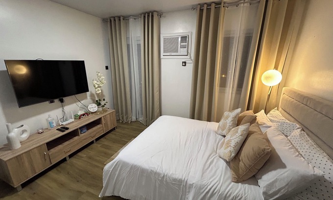 Talisay Condominio | Stylish Studio Hideaway, Talisay City, WiFi + AC