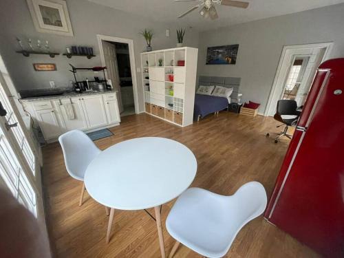 Hyde Park Cabina | Stylish Studio in Montrose - The Italian Plaza