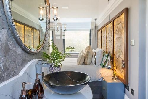 Knight's Hill Apartamento | Stylish studio Near central