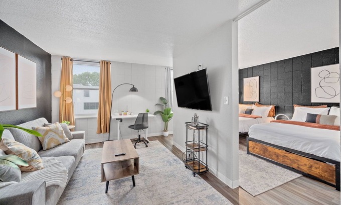 Walnut Hills Apartamento | Stylish studio+ Prime Location Cincinnati + workspace + fitness room + smart TVs