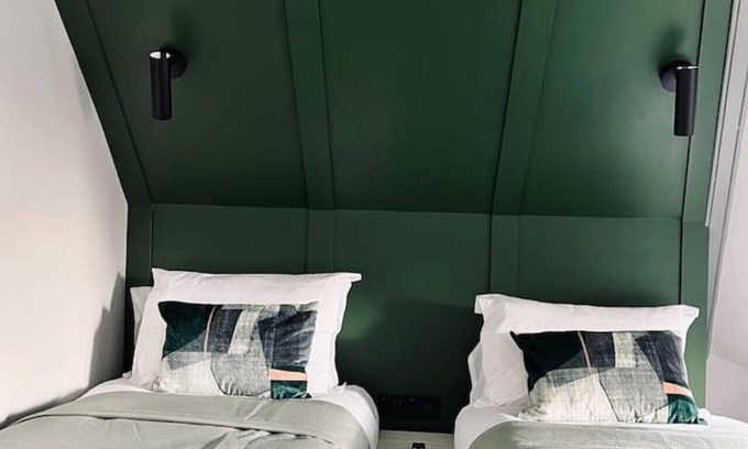 Innerleithen Apartamento | Stylish studio room, twin, en-suite & kitchenette