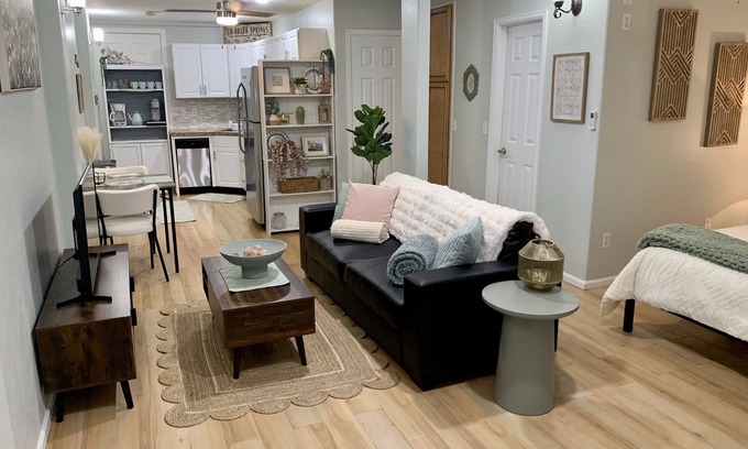 Colorado Springs Apartamento | Stylish Studio in Old Colorado City-Shops and Dining Only Steps Away!