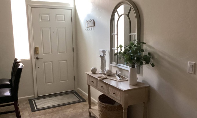 Tucson Apartamento | Stylish studio with kitchenette, Private entry. Fast Wi-Fi. & Near to hospitals,