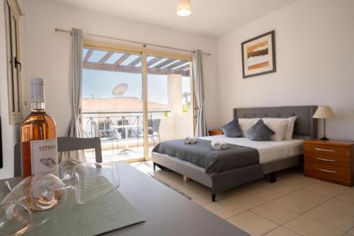 Peyia Town Apartamento | Stylish Studio with Pool and Balcony Hillside and Sea Views For Business or Leisure Travellers