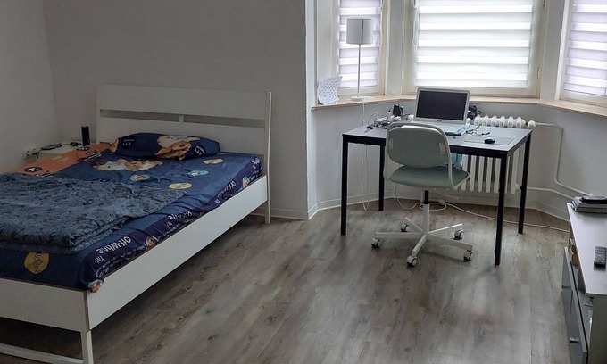 Neumuhlen-Dietrichsdorf Apartamento | Stylish Studio with WiFi Near Kiel Port with Sea Views & Park Nearby.