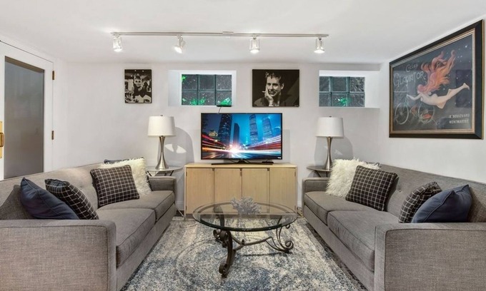Old Town Triangle Apartamento | Stylish Stunner in Great Old Town Neighborhood - Close to North Avenue Beach by RedAwning