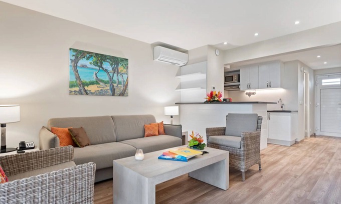 Grand Case Complejo | Stylish Suite by the Sea with Exclusive Beach Access & Water Activities