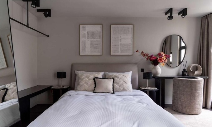 South Antwerp Apartamento | Stylish suite with private patio, perfect for 4