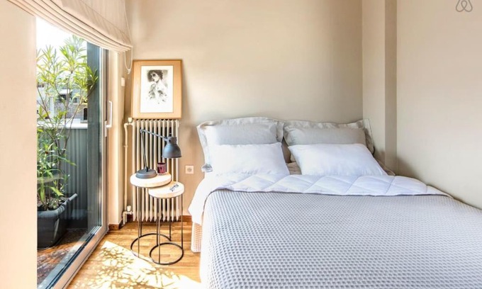 Petralona Apartamento | Stylish sunny apt 1 stop from city center