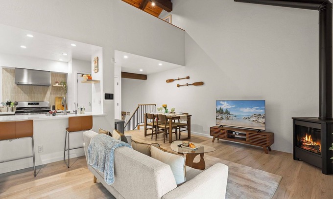 Dollar Point Condominio | Stylish Tahoe City Townhome | Updated 2BR + Loft Near Lake, Trails & Dining