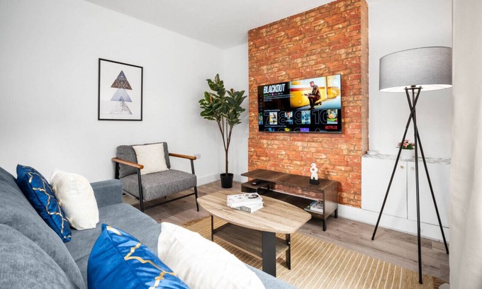 Birmingham Casa | Stylish Three Bed House - Parking - Garden
