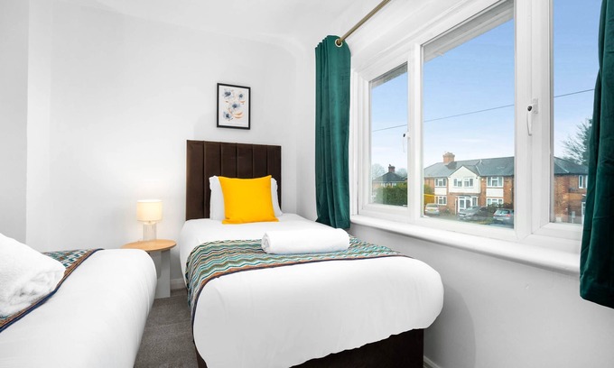 Hall Green Casa | Stylish Three Bedroom Retreat with Garden