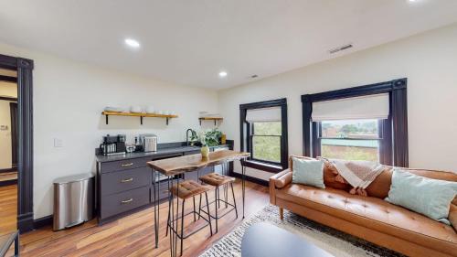 Old Louisville Apartamento | Stylish Top Floor 2 kings full bathroom with tub