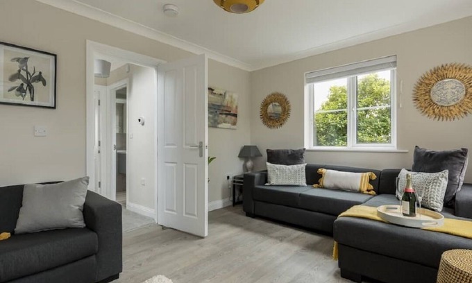 Bournemouth Casa | Stylish Town House - Central, Detached, Parking, Garden
