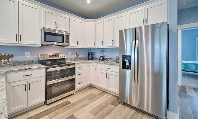 Surf City Apartamento | Stylish Townhome w/ Balconies & Tesla Charger!