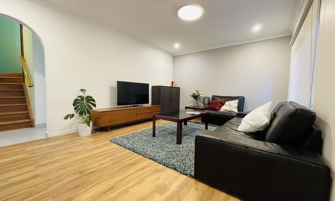 Bentley Casa | Stylish townhouse with a cosy balcony