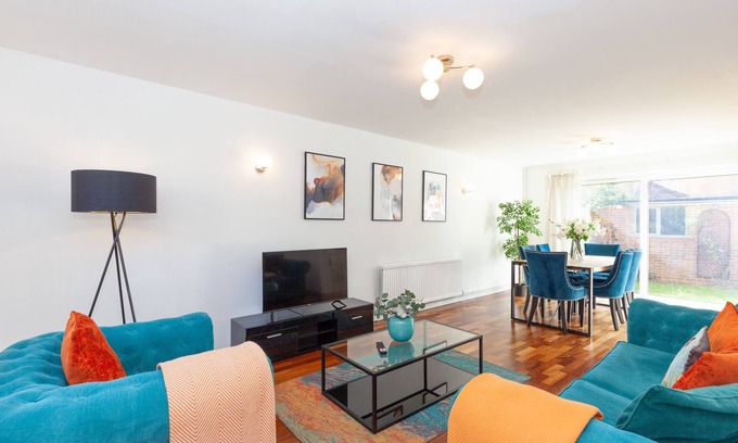 Summertown Casa | Stylish Townhouse with parking for 2!