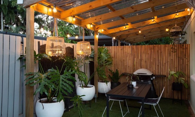 Parramatta Park Apartamento | Stylish Tropical Retreat with Private Courtyard & Prime Location
