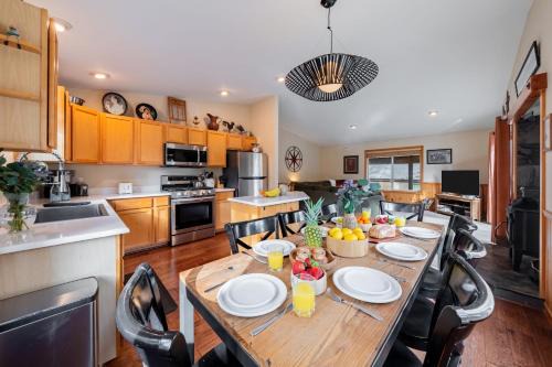 Truckee Casa | Stylish Truckee Retreat Deck Near Lake Skiing Moraine by AvantStay