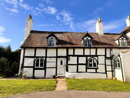 Northway Casa | Stylish Tudor Cottage & Hot Tub
