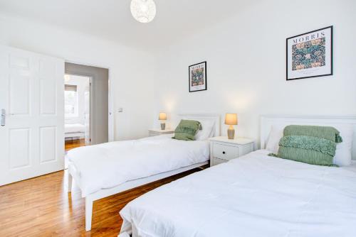 Havering Apartamento | Stylish Two Bedroom Apartment With Free Parking!
