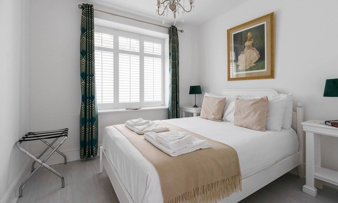 Worleston Condominio | Stylish two bedroom apartment near Rookery Hall