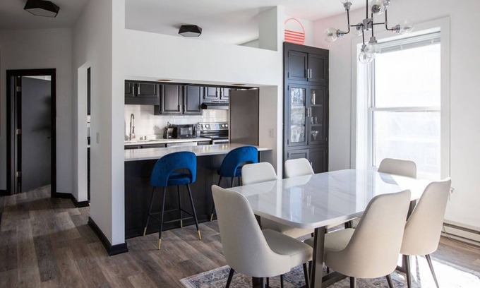 Lowry Hill East Condominio | Stylish Two-Bedroom Near Restaurants & Lakes! (Long Stays)